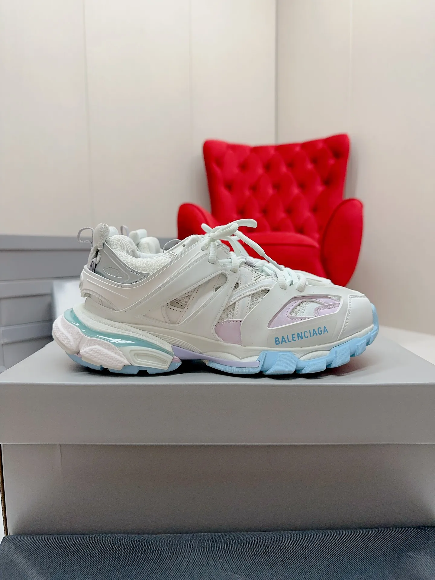👟👟Ex-factory price 980👟👟 Men's size +10 𝐁𝐚𝐥𝐞𝐧𝐜𝐢𝐚𝐠𝐚|||𝐭𝐫𝐚𝗰𝐤 series 𝟑.𝟎Three generations of sports dad shoes‼ ️ [Top high-end quality from Dongguan Factory] Balenciaga dad shoes ~ super fashionable ~ full and three-dimensional shoes ~ amazing lines ~ very soft and light on the feet ~ super comfortable ~ versatile for commuting ~ can be paired with mid-calf socks, bell bottoms, wide-leg pants, overalls, very high-end ~ very manly and handsome ~ suitable for spring, summer, autumn and winter all year round... ⇢✈ Upper: Exclusive 1:1 original molded custom imported technical fabric mesh + imported cloth + 3M reflective strips [composed of 108 sub-pieces] ⇢✈Inner lining: Breathable mesh ⇢✈Outsole: Exclusive 1:1 original molded PU+TPU+EVA+rubber, a total of 13 sets of grinding tool combinations ⚠️Difference in market currency ~ high-end quality is definitely different ⇢✈𝐒𝐈𝐙𝐄Females: 35, 36, 37, 38, 39, 40 ⇢✈𝐒𝐈𝐙𝐄Men: 39, 40, 41, 42, 43, 44, 45